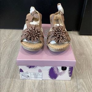 Fashionable Womans Shoes size 5.5